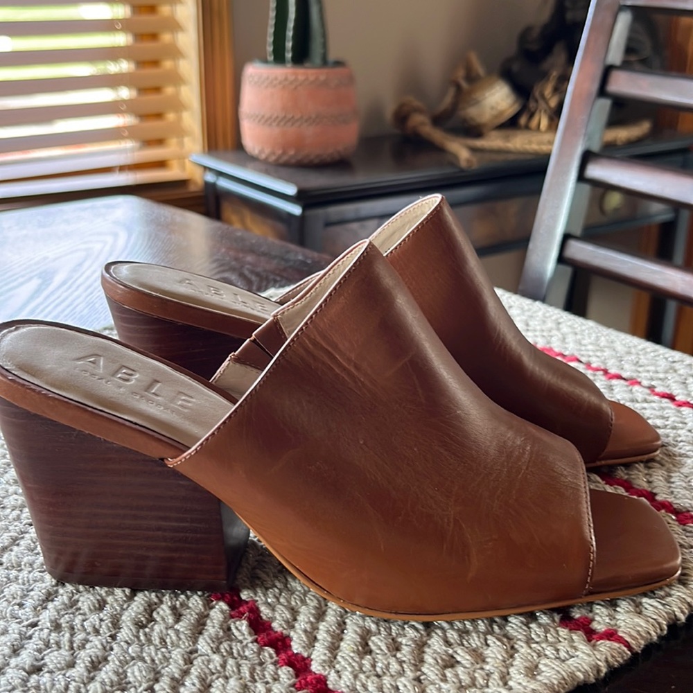 Able, size 9, 3 inch, mules